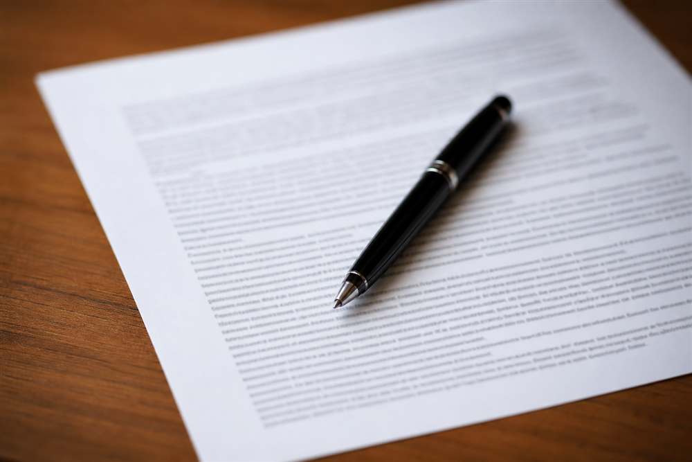 Documento de apólice de seguro sobre uma mesa