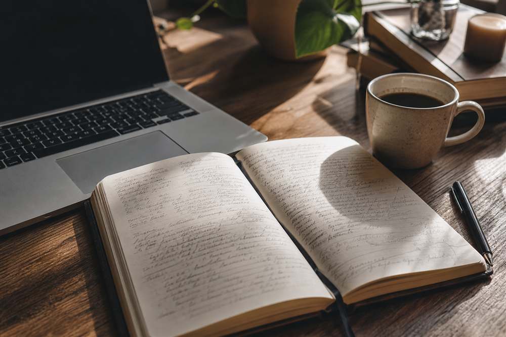 Notebook com anotações e artigos sobre veículos
